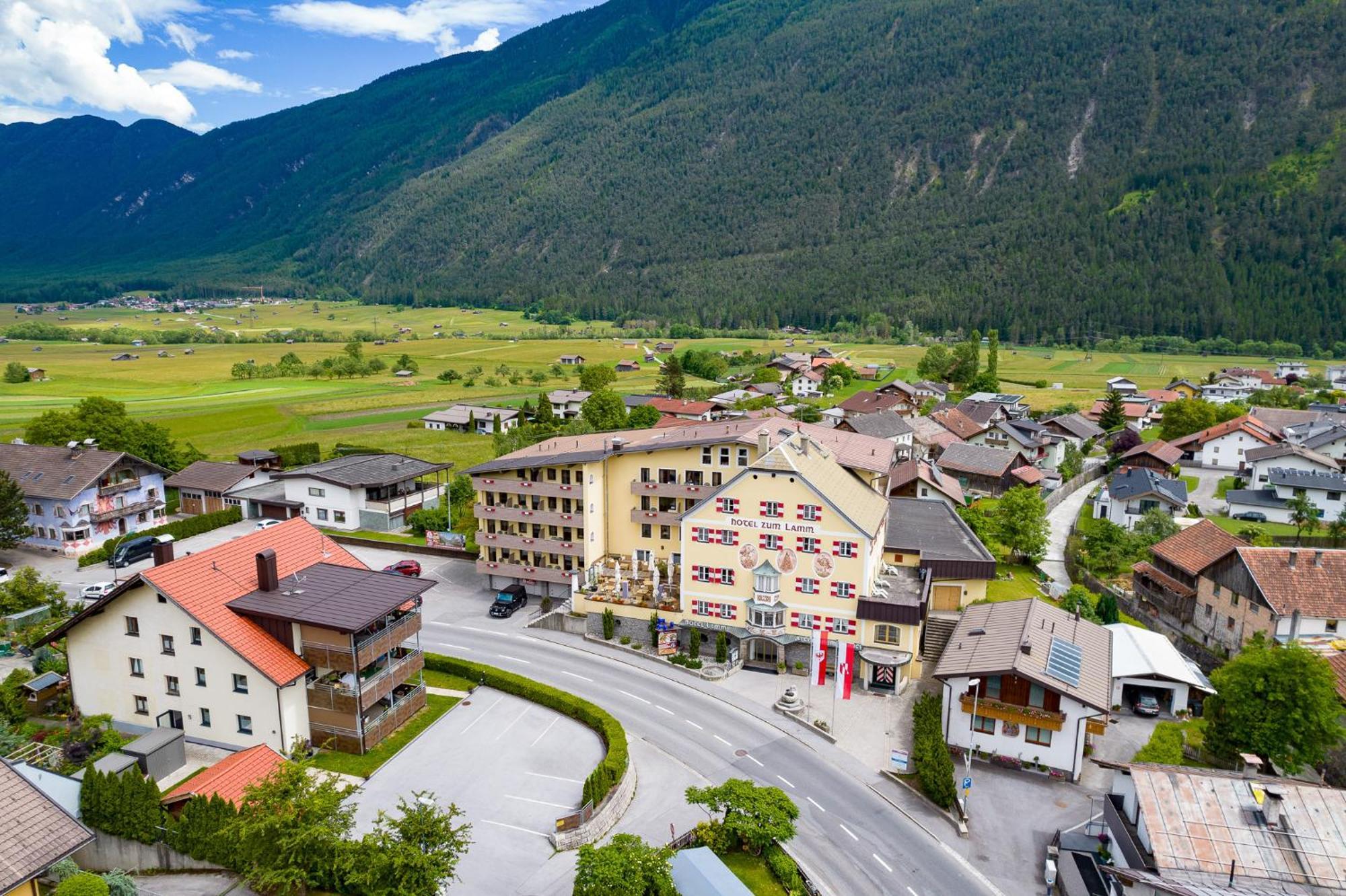 Hotel Zum Lamm Таренц Екстериор снимка