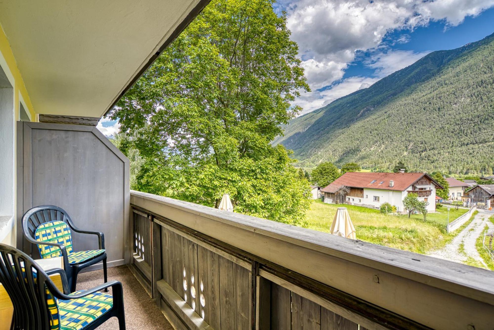 Hotel Zum Lamm Таренц Екстериор снимка