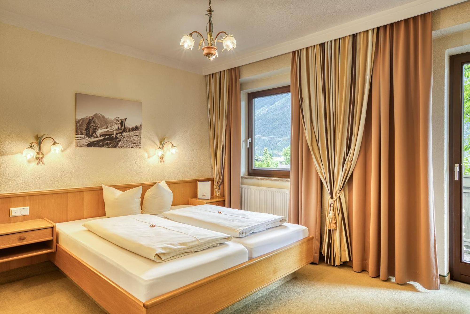 Hotel Zum Lamm Таренц Екстериор снимка